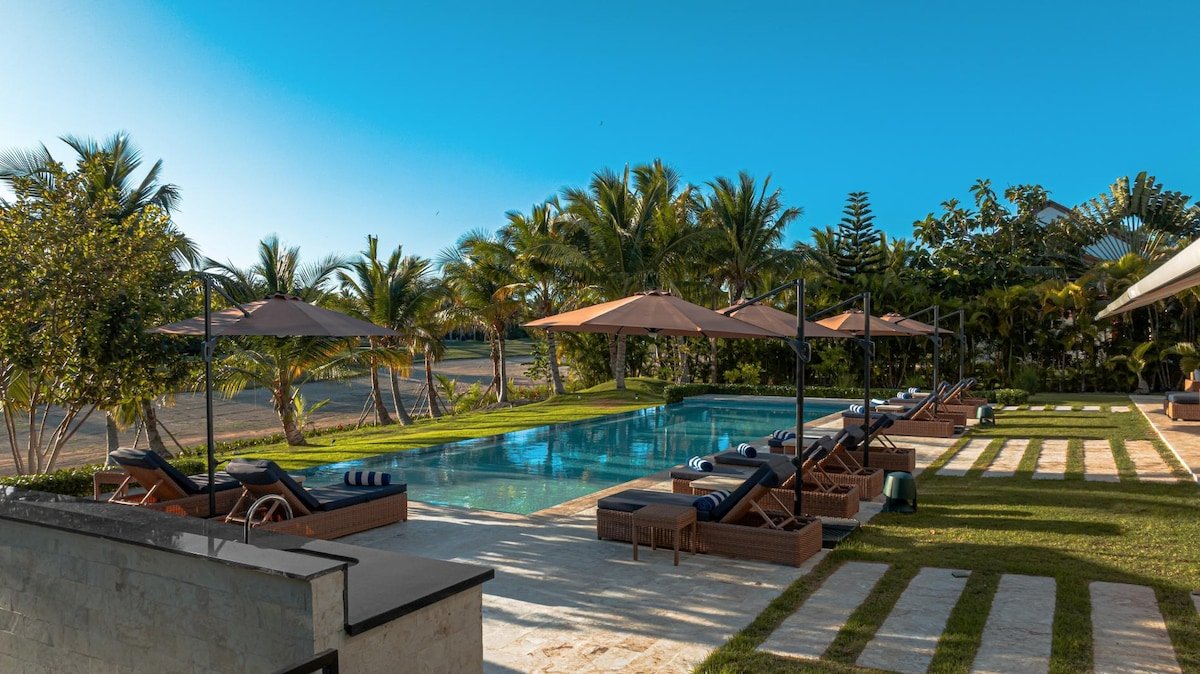 Large modern villa w/ staff close to beach & golf gallery image 3