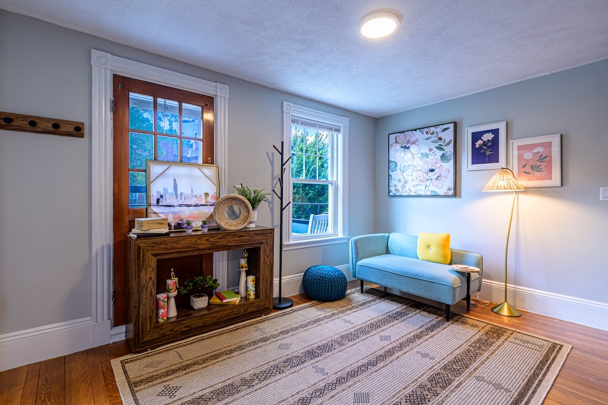 Family Retreat – Stunning 5BR2BA w Parking/ Near T gallery image 3