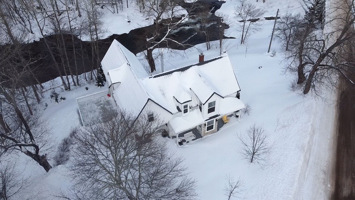 Waterford Falls Chalet- Nordic Spa gallery image 2