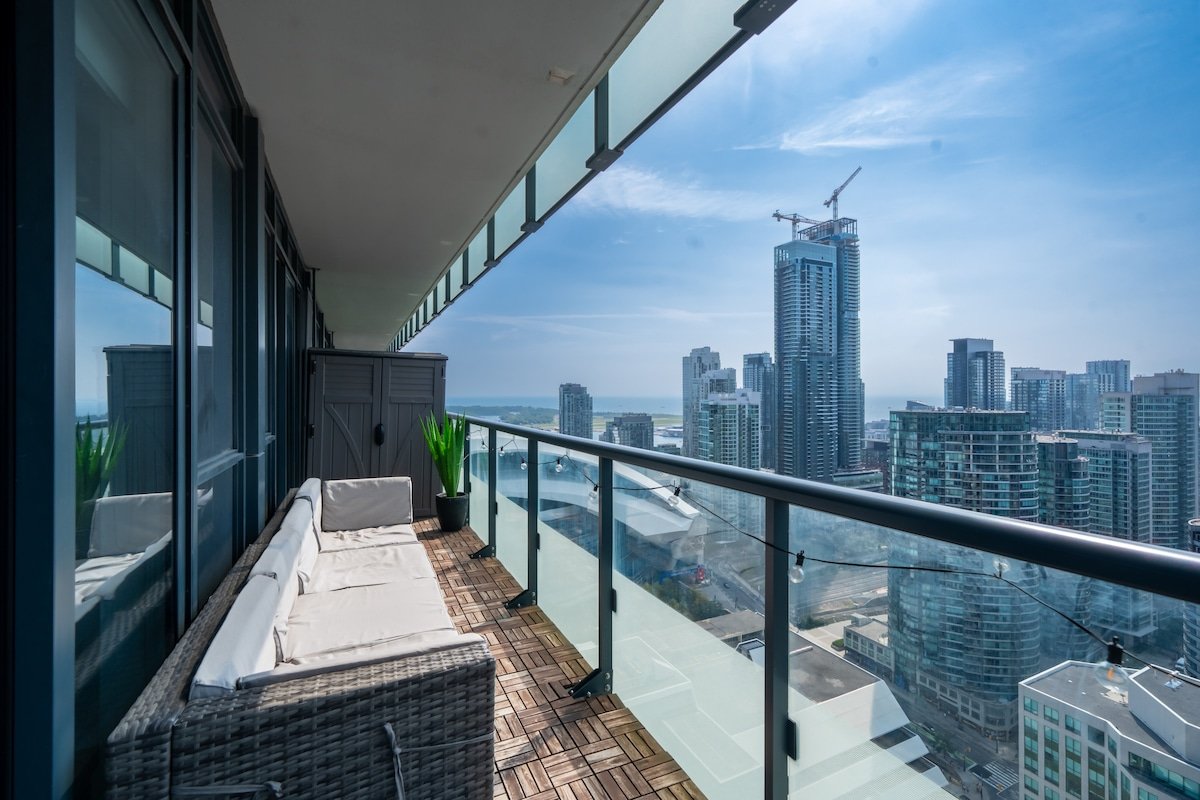 Luxury Downtown Condo For 6 (Near CN Tower) gallery image 4
