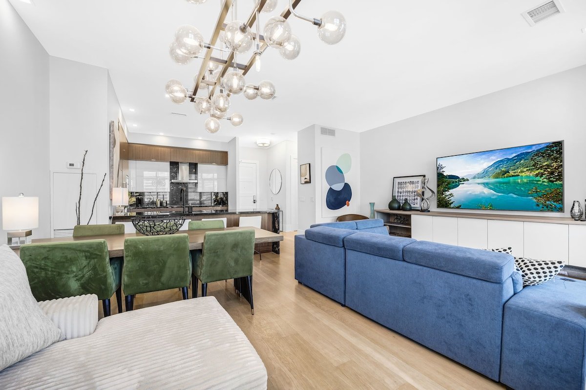 CN Tower View 4BD Penthouse+Rogers Centre+Parking gallery image 2