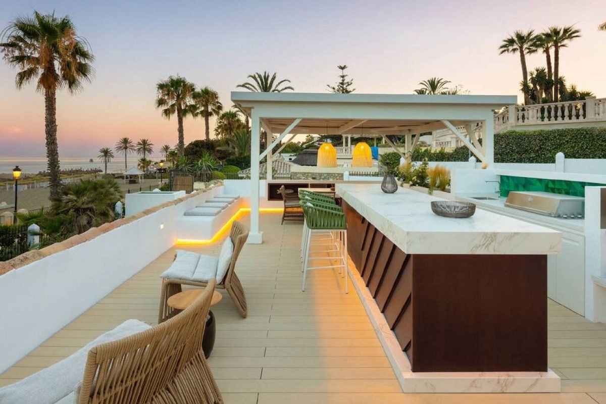 Beachfront Luxury Villa in the Golden Mile