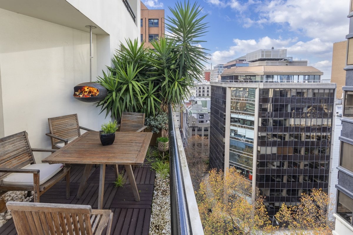 Art Deco Penthouse Retreat | Luxury on 2 levels gallery image 2