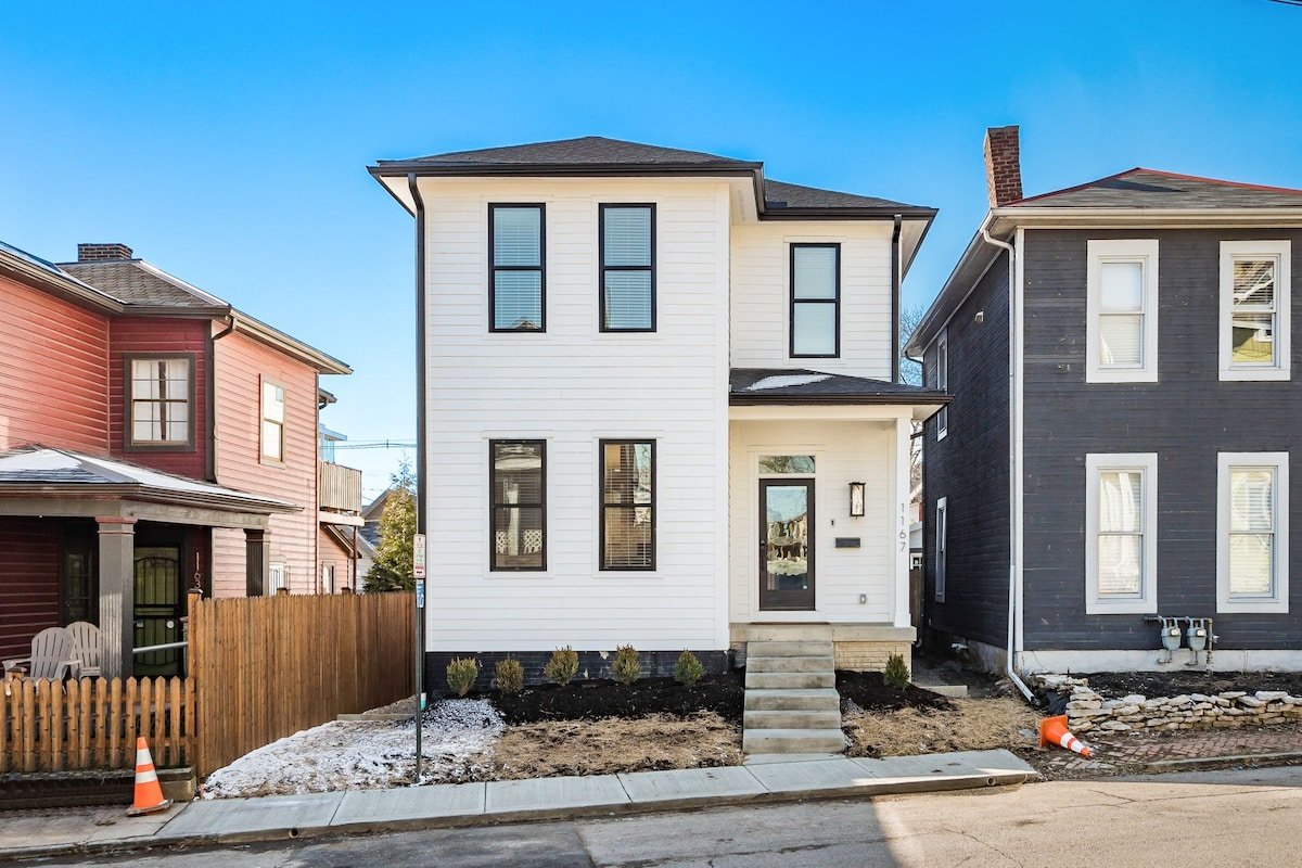 High End New Build, Rooftop Hot Tub, City Views! gallery image 3