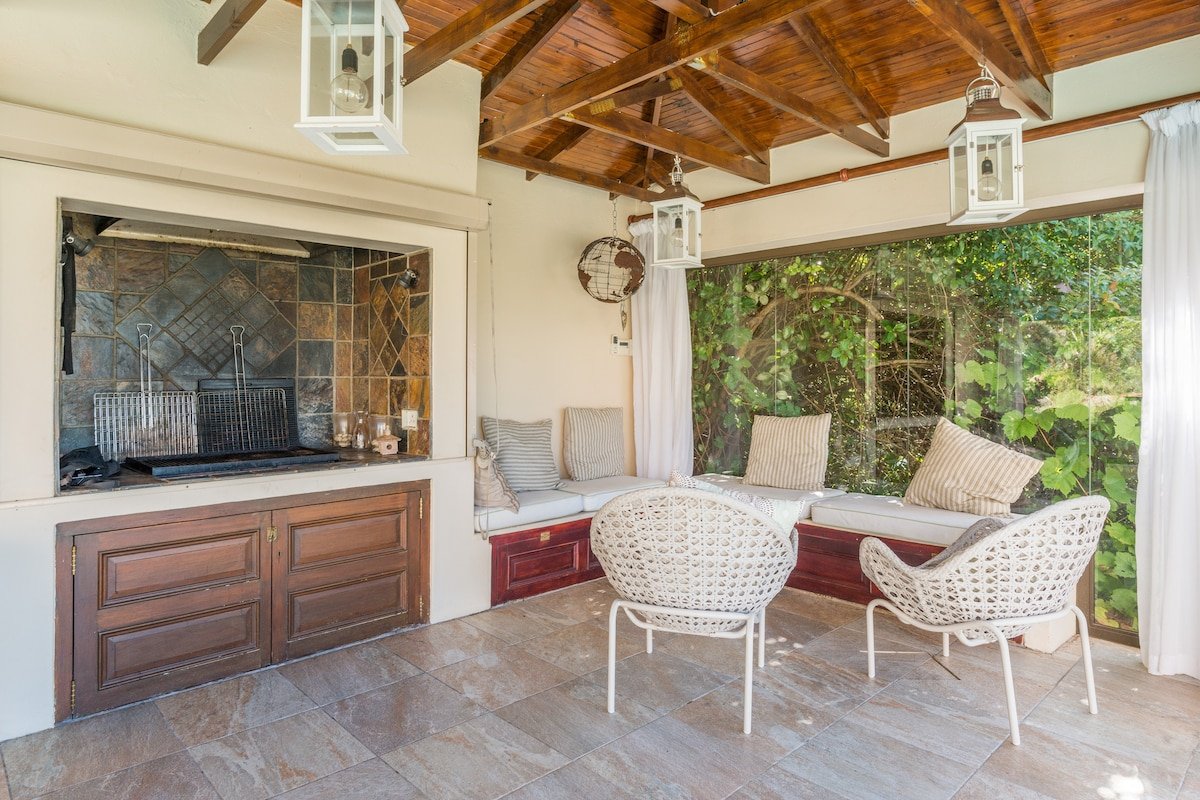 Luxury Serviced Villa in Constantia gallery image 5