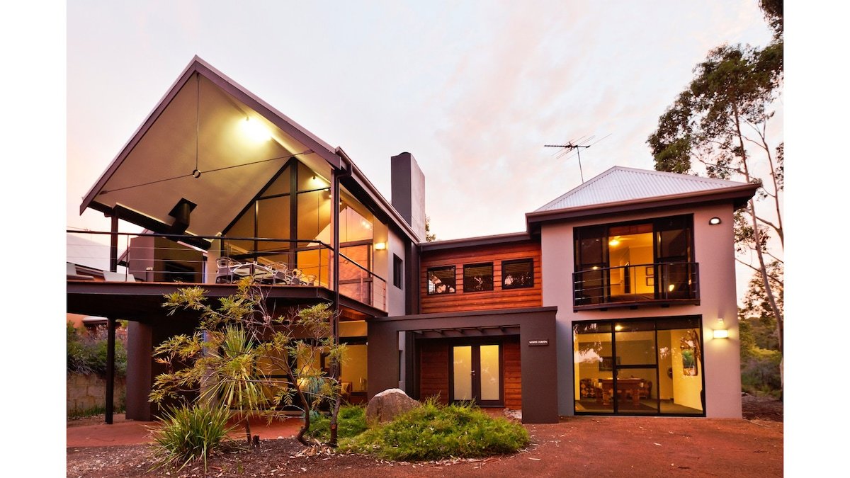 Whitehaven—Stylish Group Retreat with Ocean Views gallery image 4