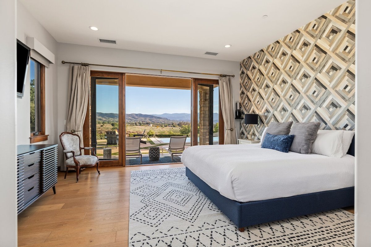 Via de la Sky Ranch | Sprawling Tuscan Villa gallery image 5