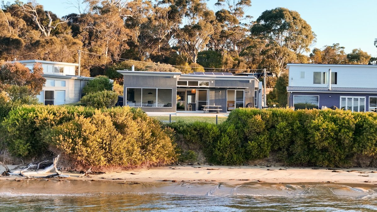 Family Friendly! Bluff Cove – Beachfront House gallery image 2