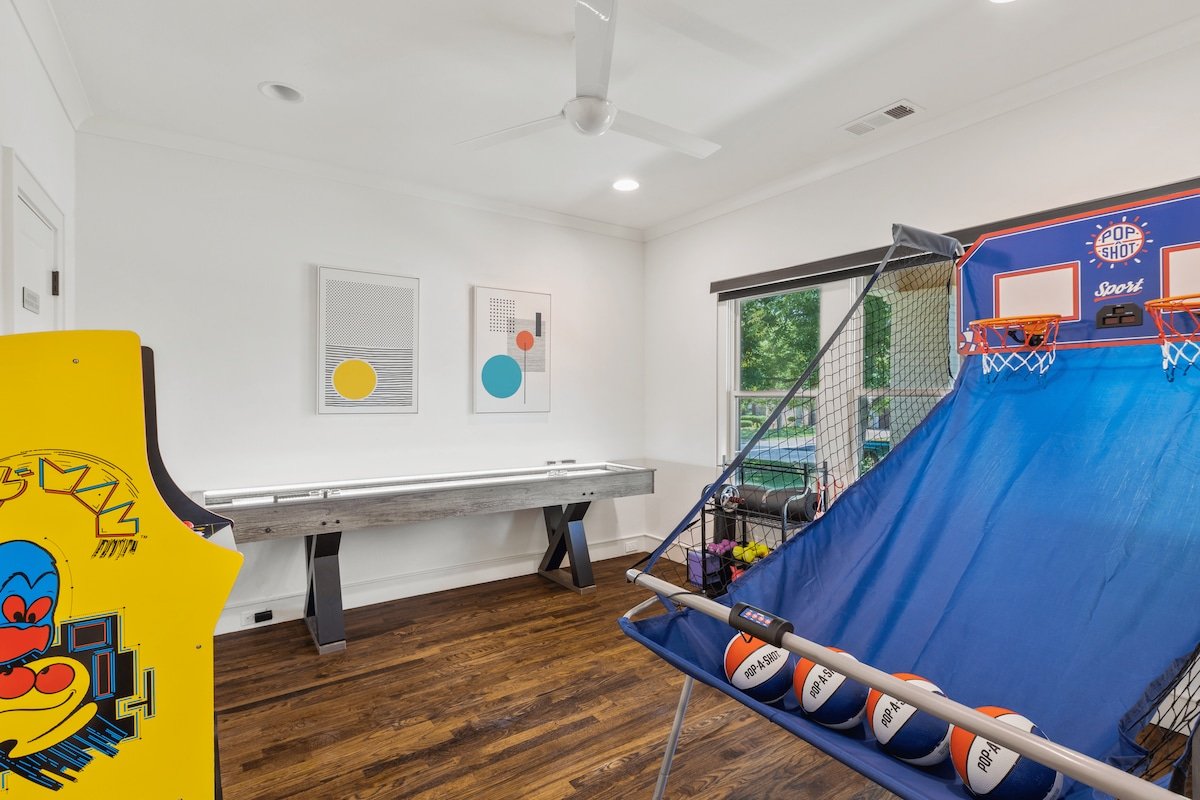 Modern Luxury Home – Heated Pool – Sleeps 10 gallery image 5