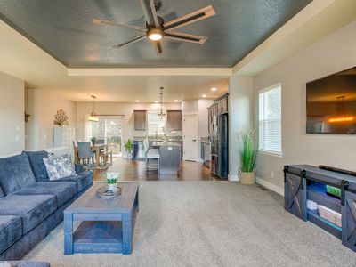 West Hills Getaway – prime location, amazing views