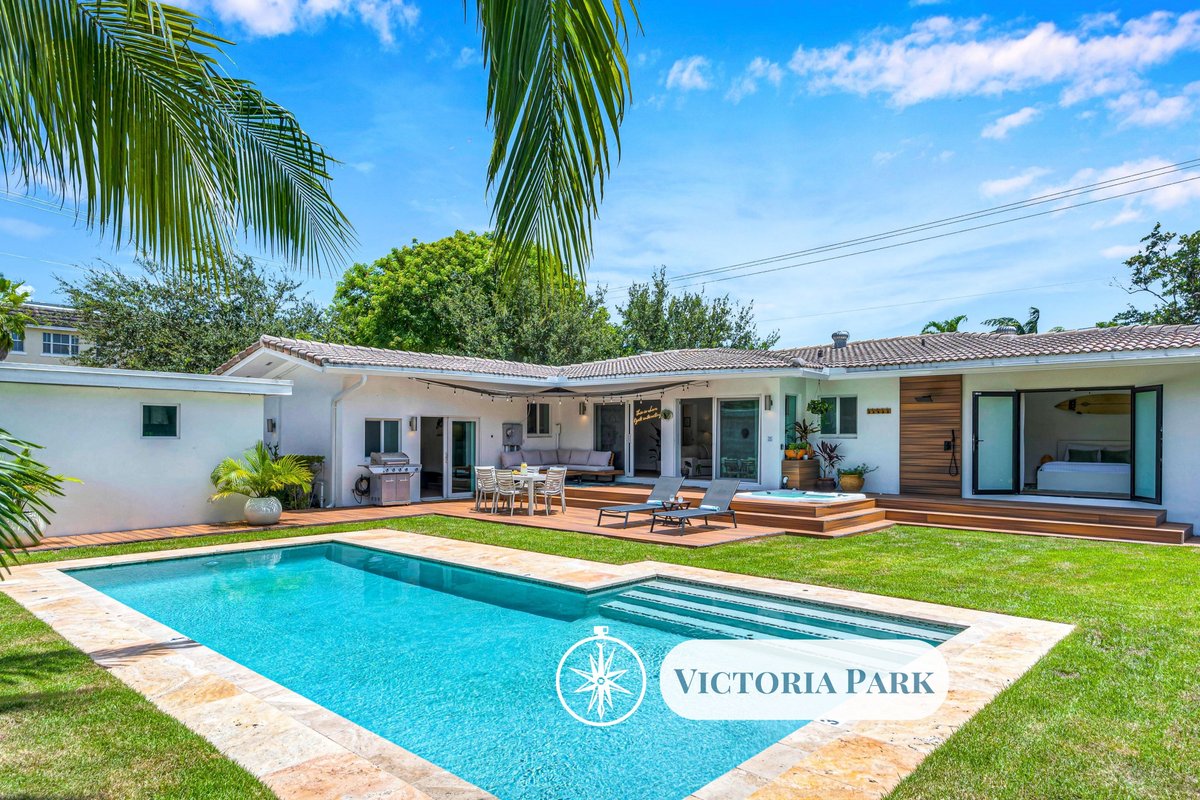 Centrally Located | Heated pool | Oasis Key