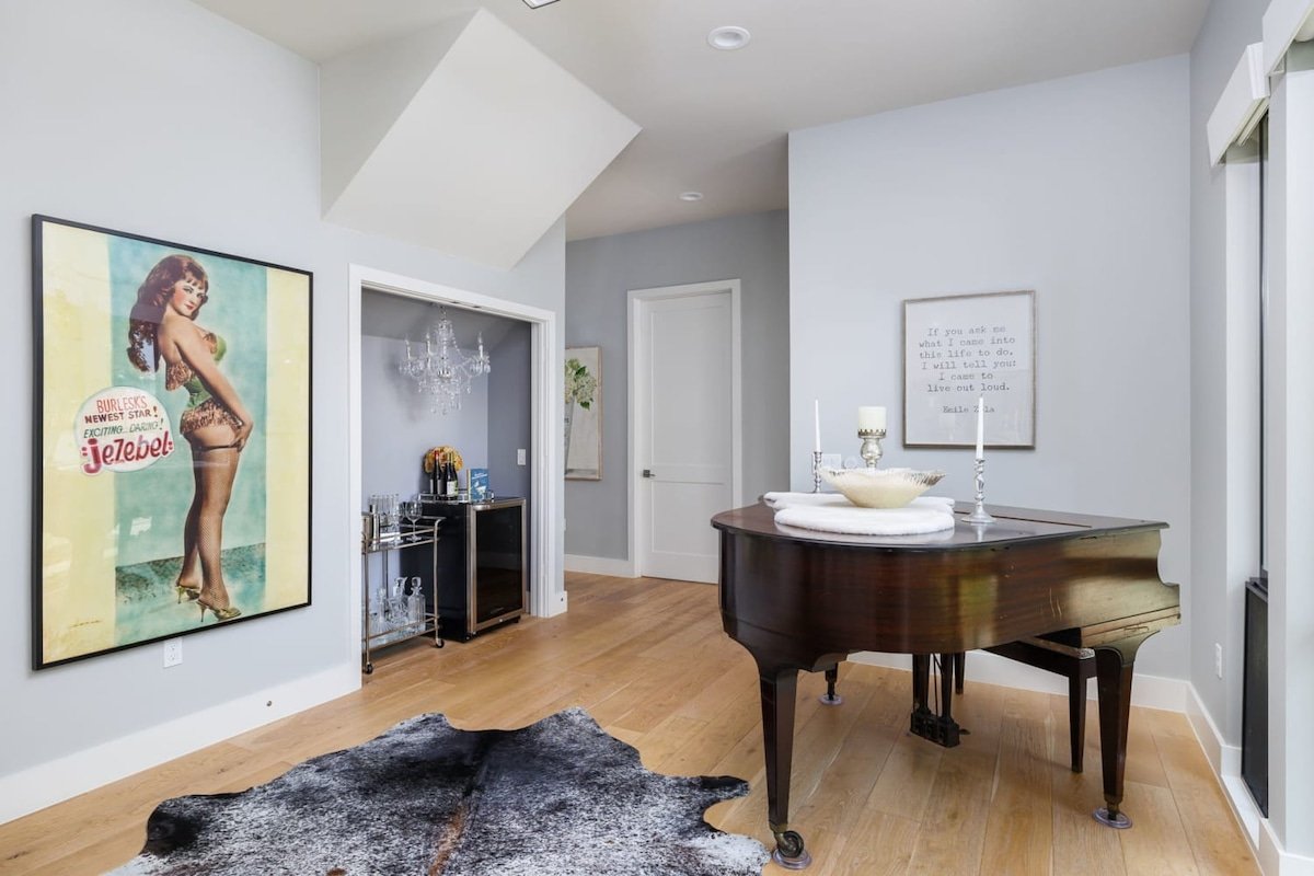 Free Parking, 3br Home, Piano – The Watson gallery image 3