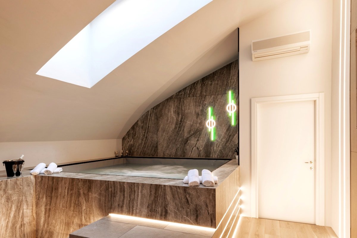 Milano Luxury Attico • Private Spa & Jacuzzi gallery image 3