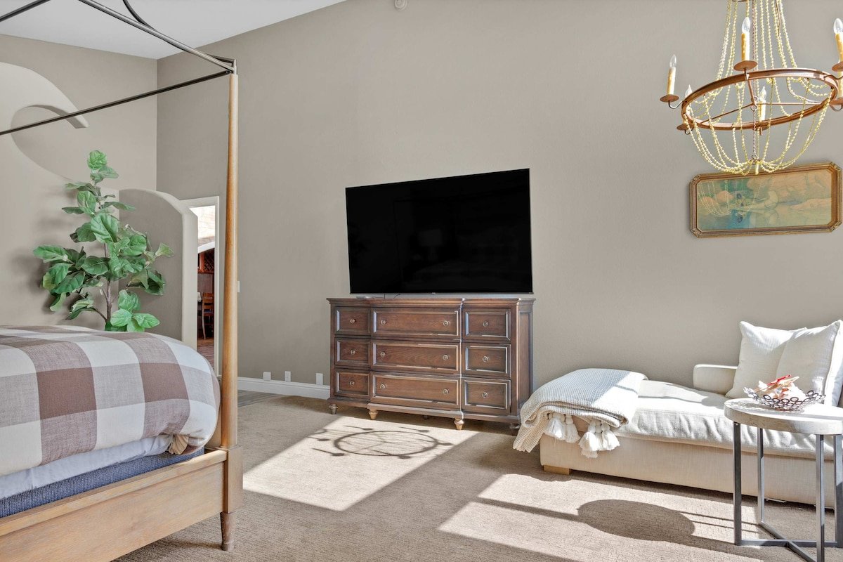 Expansive Ocean-View Retreat with Home Theatre & S gallery image 3