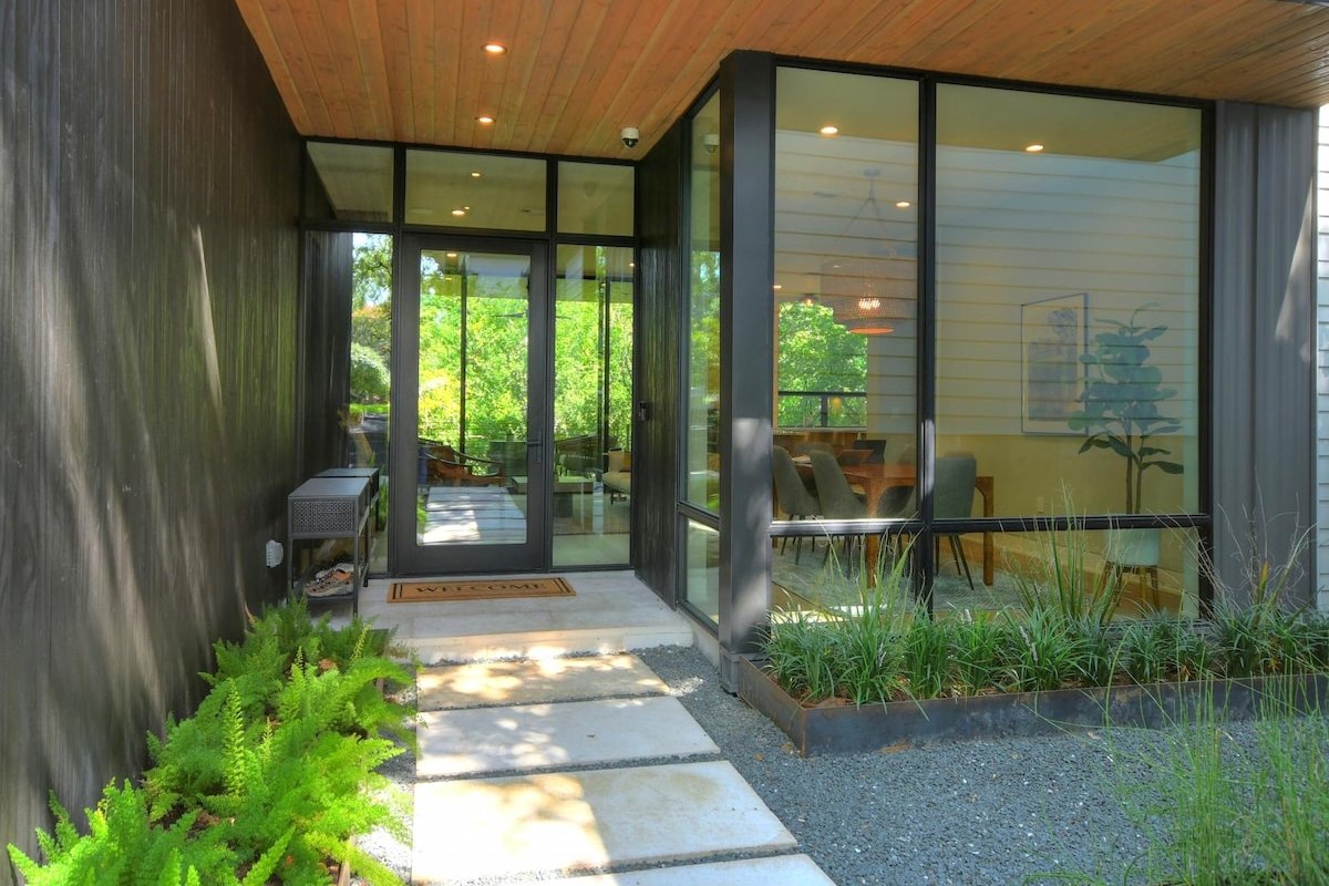 The House of Yes- Luxury Urban Farm House. Walking distance to downtown gallery image 5