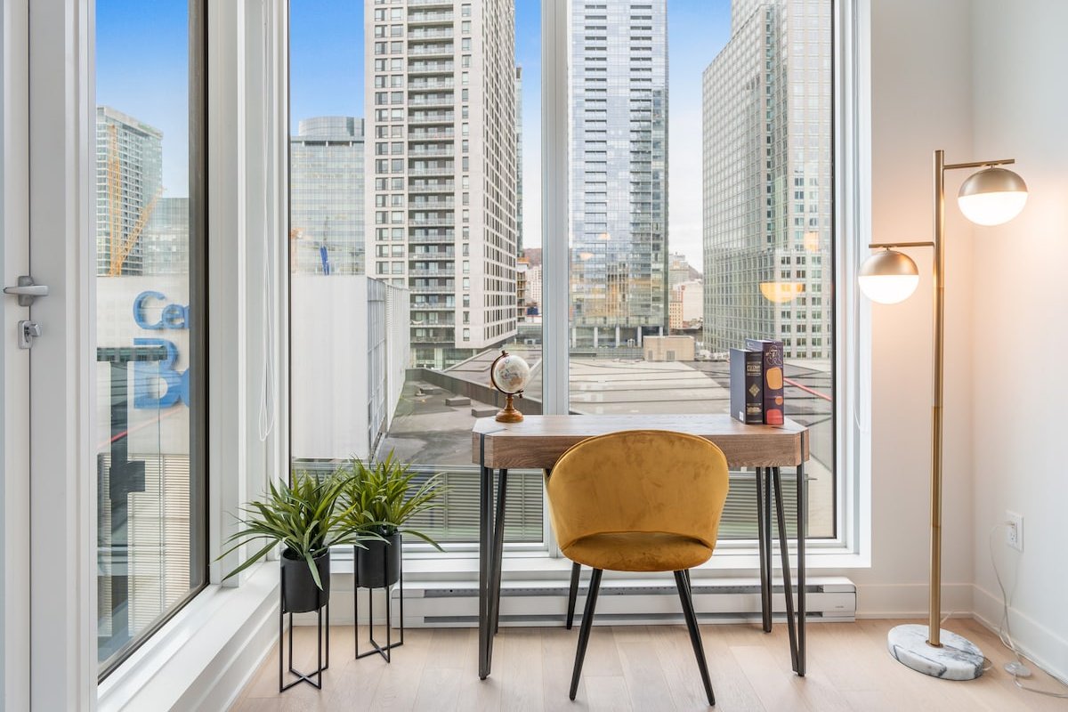 Sleek 2BR + Study in the Entertainment District gallery image 4