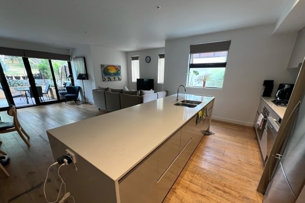 Cosy Entire Home Apartment with 3 bedrooms gallery image 4