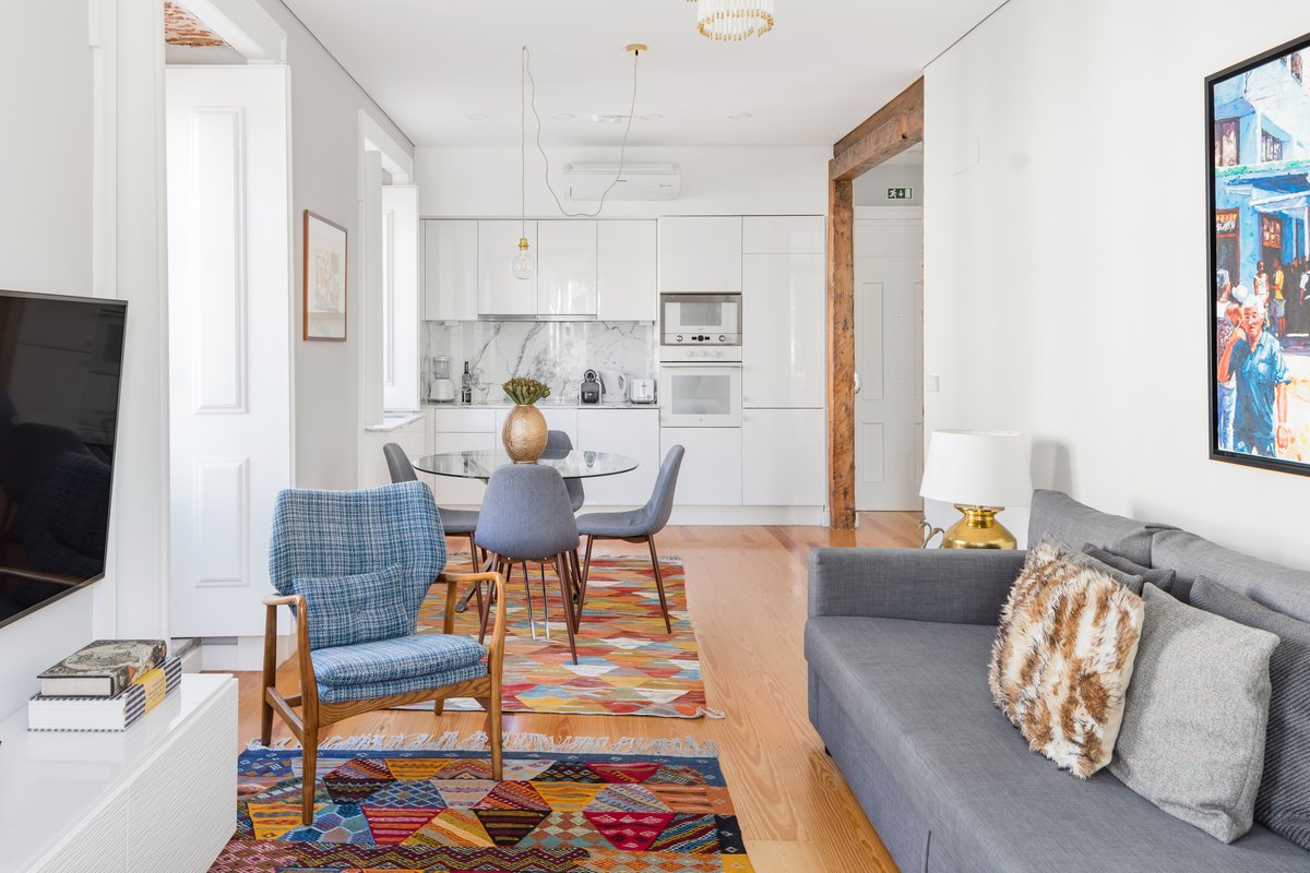 Alfama, Revamped and Sophisticate Flat with Balconies in 19th Century Building