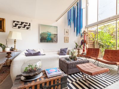 Art-Filled Townhouse with floor heating
