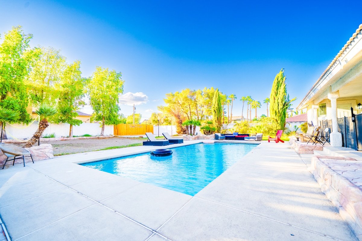 Las Vegas Oasis: 11 Beds, Private Pool and Casita gallery image 2