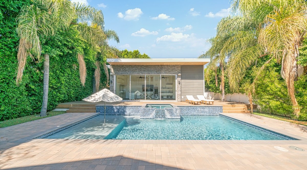 Crystal Outstanding House w Heated Pool & Jacuzzi gallery image 4