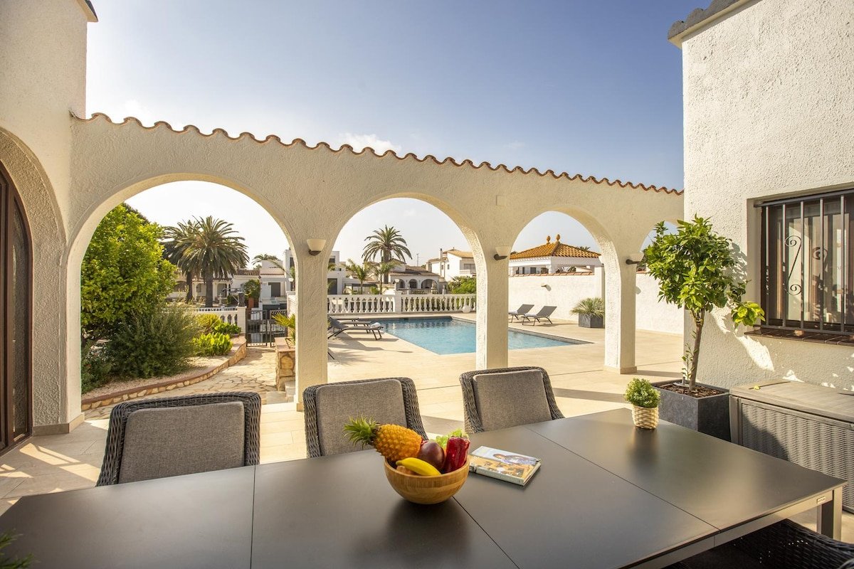 Fantastic villa on the canal with 5 bedrooms, swim gallery image 4