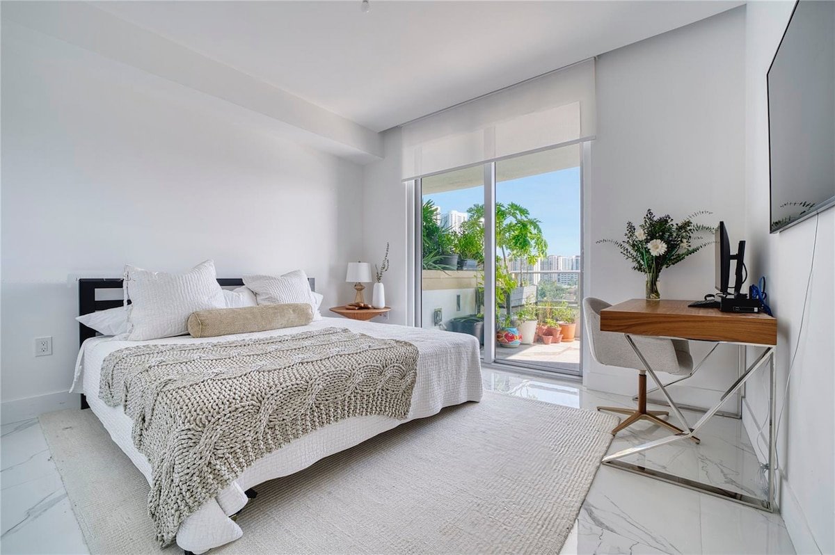 Stunning 2-story waterfront home gallery image 4