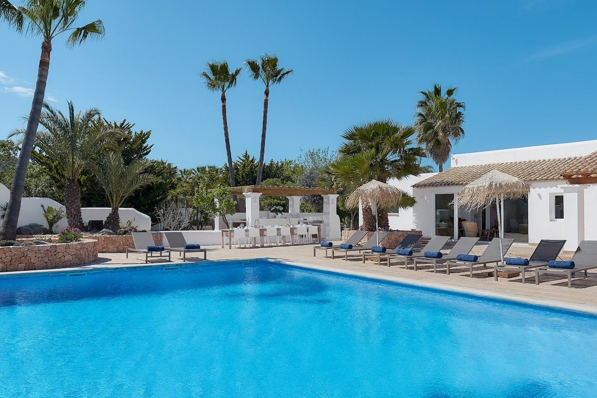 Large Pool-Gardens-Luxury-Peaceful gallery image 4