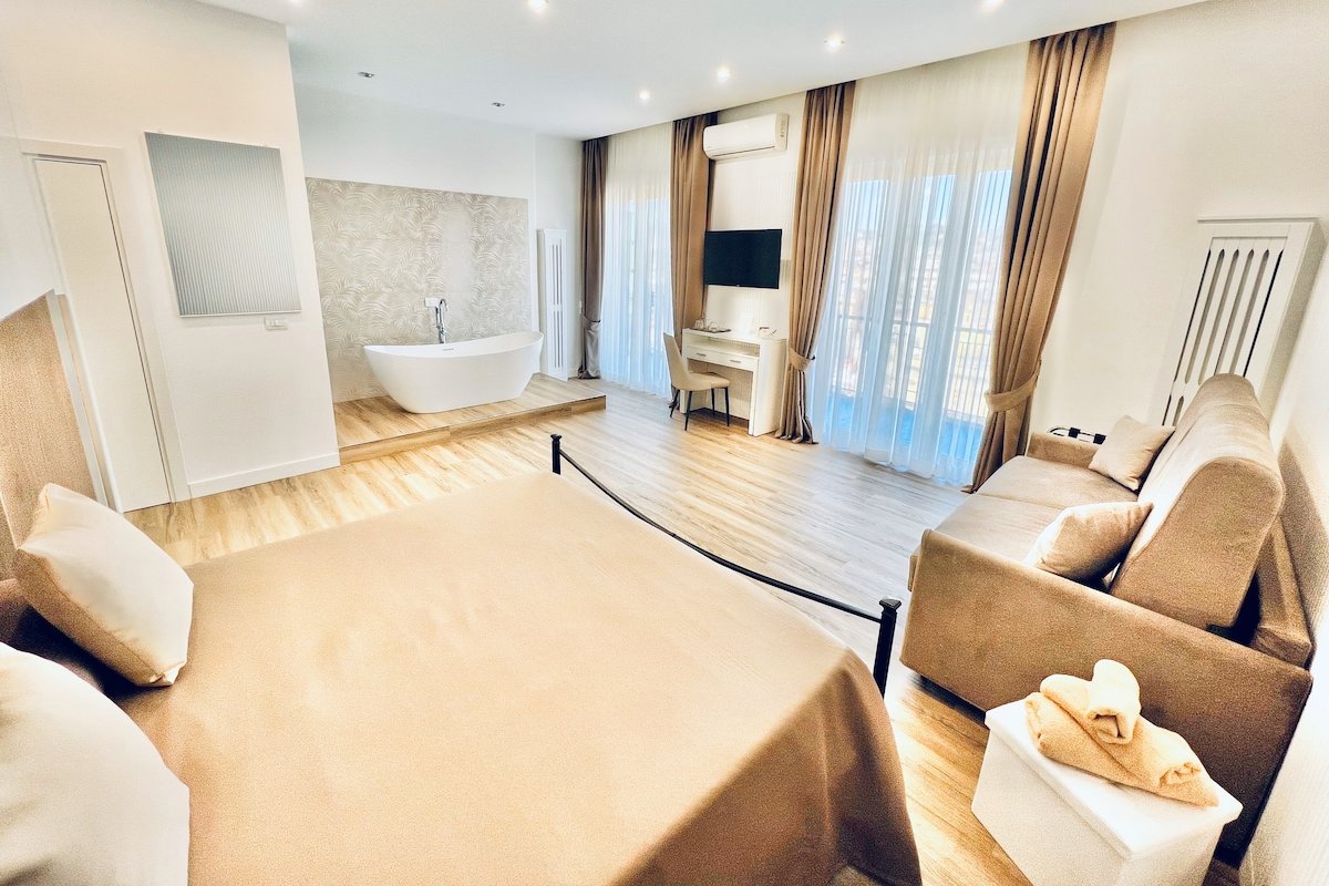 Struttura Panoramica con Vista Mare e sulla Città gallery image 2