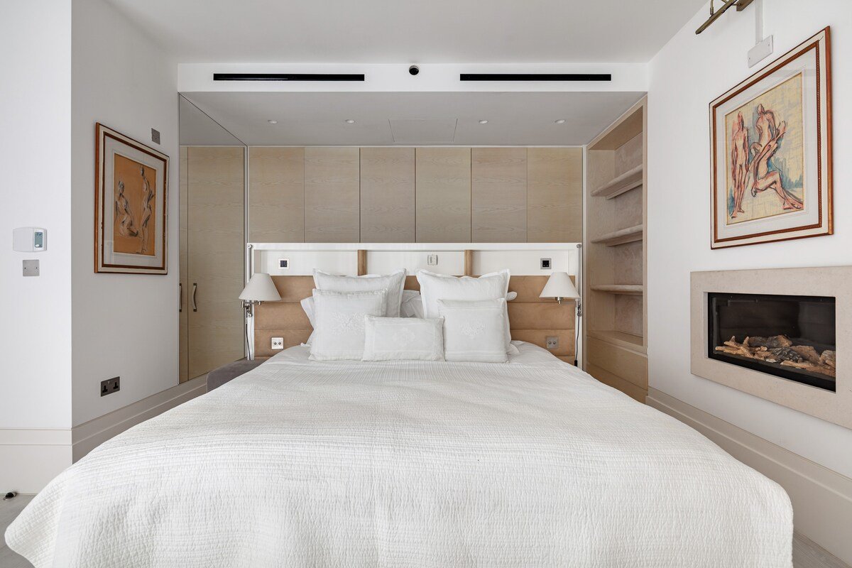 Grand Mayfair House | AC – Garage – Cinema – Sauna gallery image 5