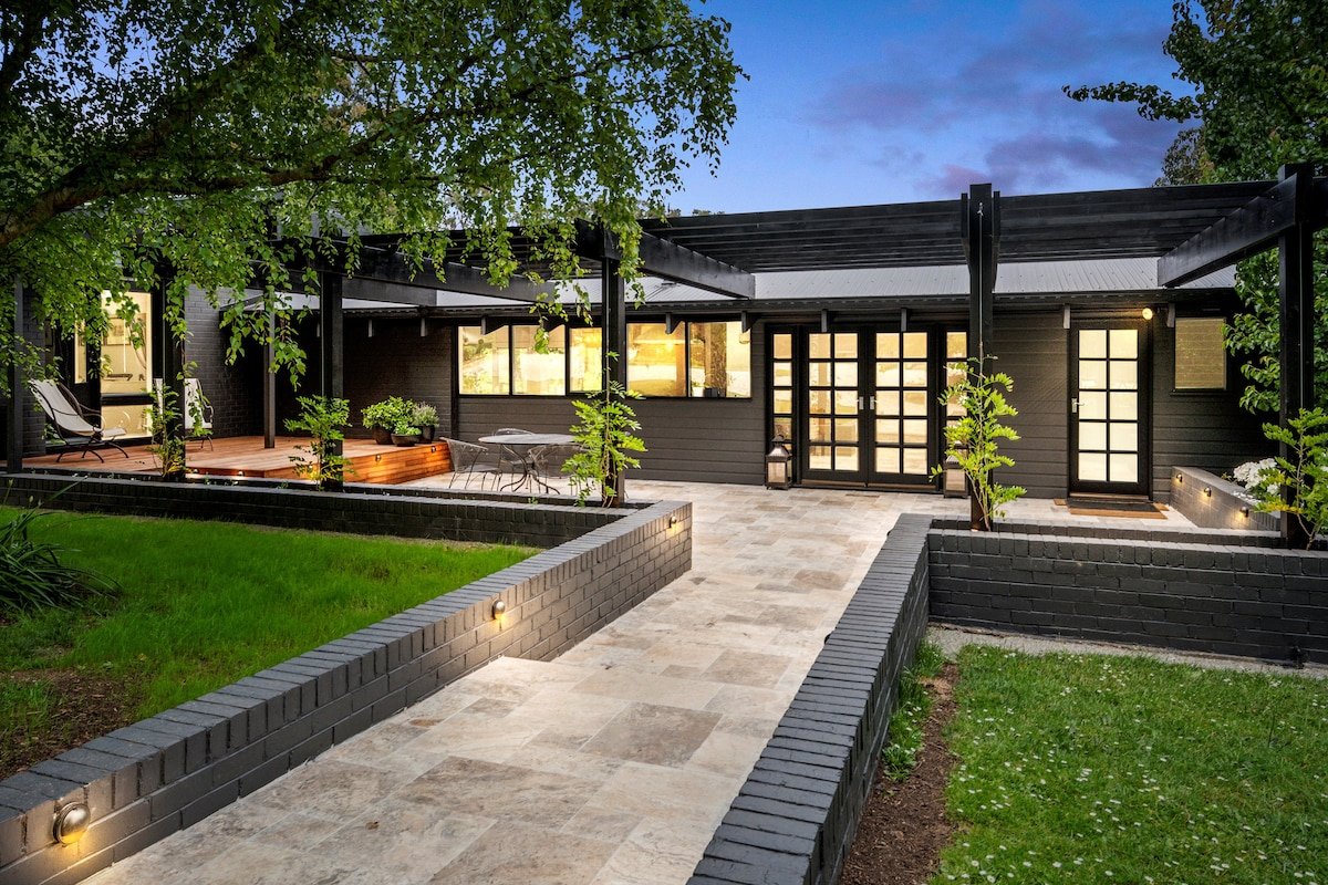 Stunning Red Hill Property 15 Acres, Sleeps 8-10 gallery image 3