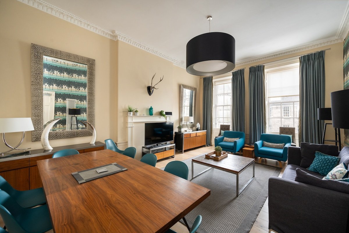 Lovely 4 Bedroom residence in New Town gallery image 2