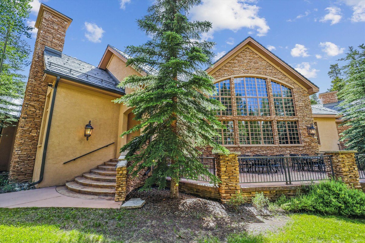 Gold King Retreat: Beautiful Large Home – Hot Tub! gallery image 2