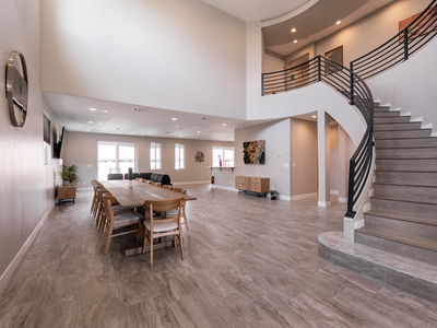 6 bedroom mansion w/ amazing backyard pool!