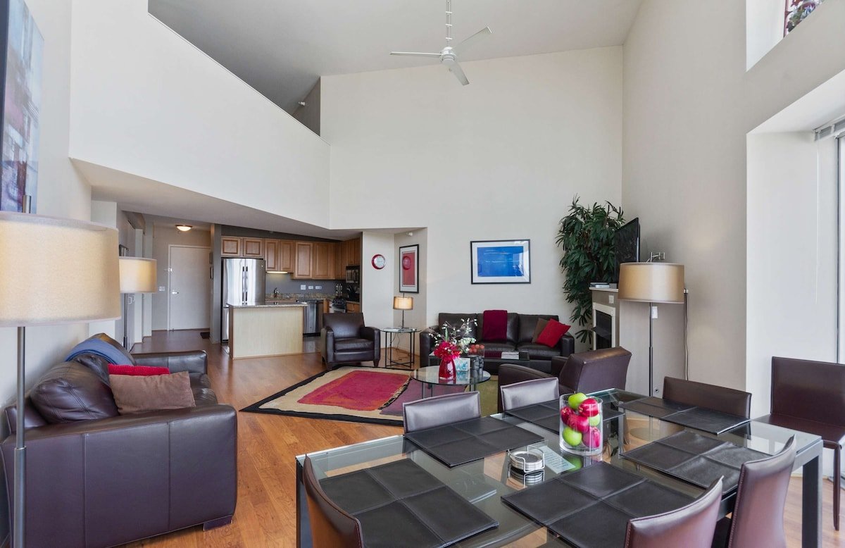 51/52nd Floor Penthouse-VIEWS, Fireplace, Pool gallery image 5