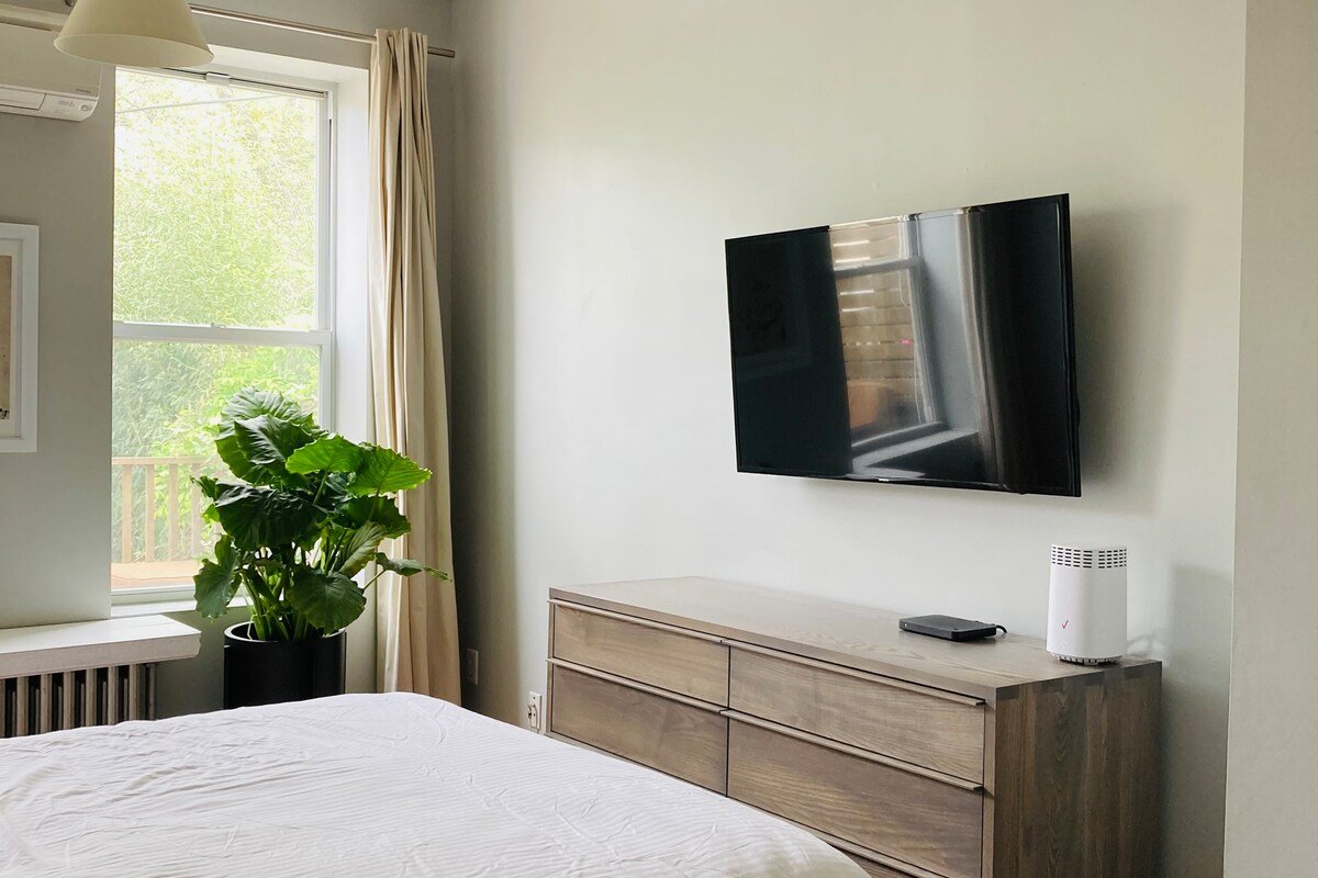 Charming Private Brownstone, Close to City & Park gallery image 4