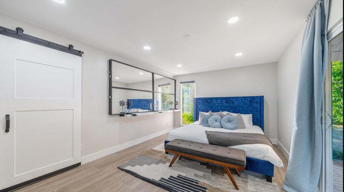 Hollywood Hills Modern Oasis 4BR Pool Skyline View gallery image 3