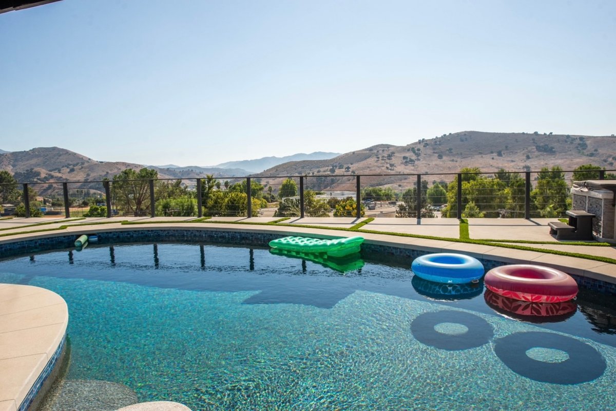 Stunning Home with VIEWS (pool/jacuzzi)