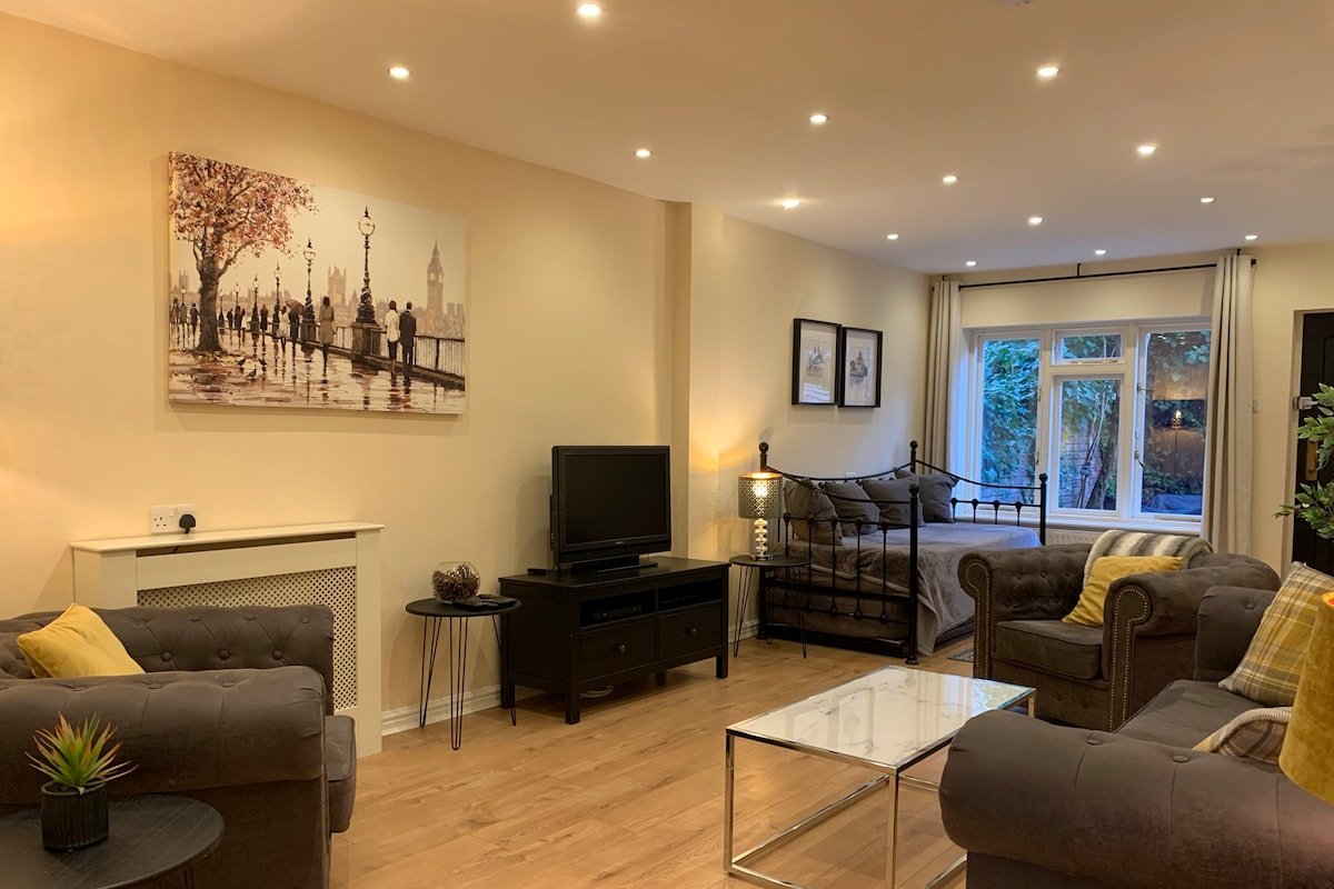 Notting Hill 3BR Townhouse w/garden & roof terrace gallery image 3