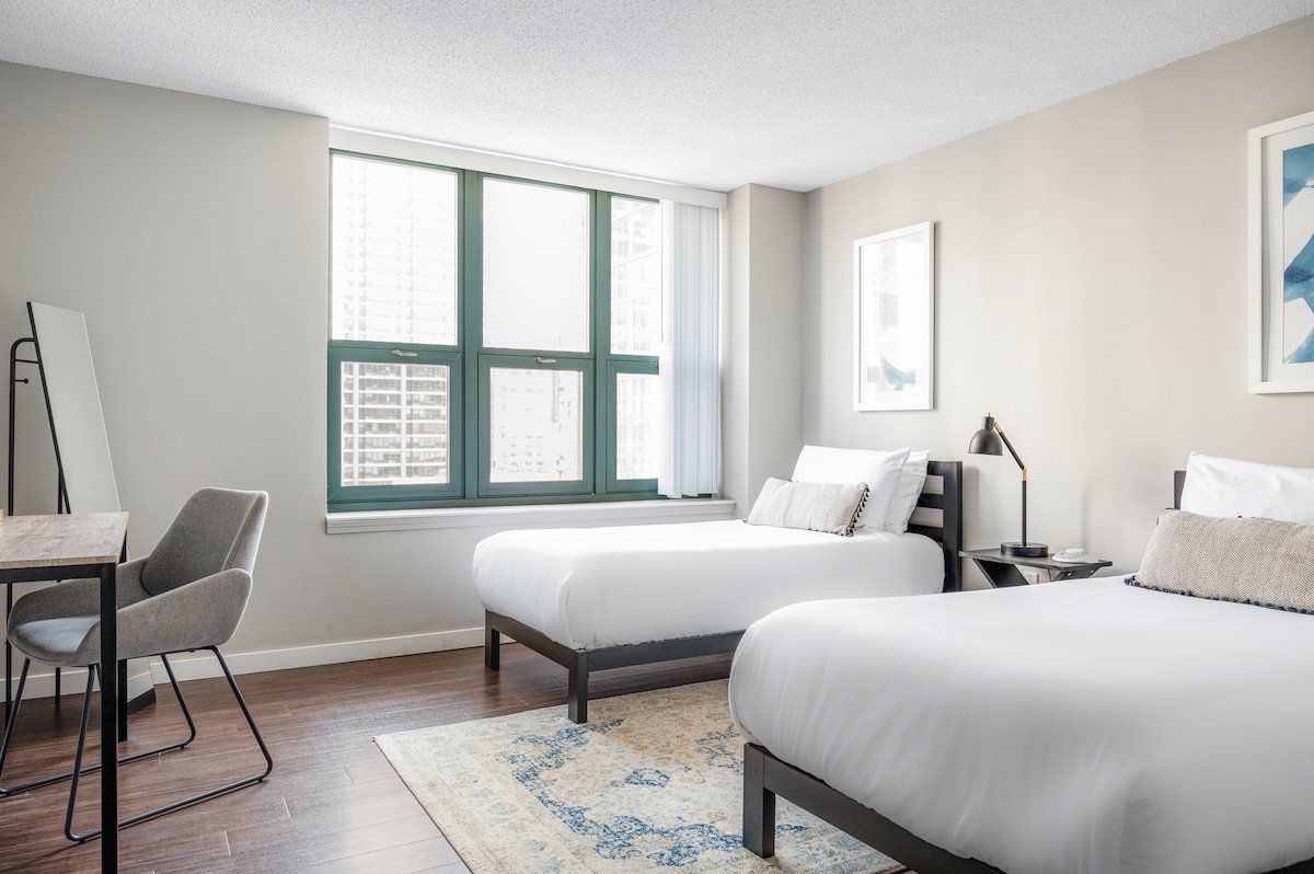 Kasa | Walk to Lincoln Park Zoo | Chicago gallery image 5