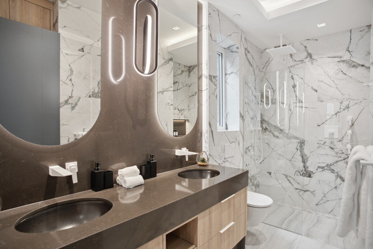 Luxury 3 Bed Downtown Home Near Beach w Parking gallery image 5