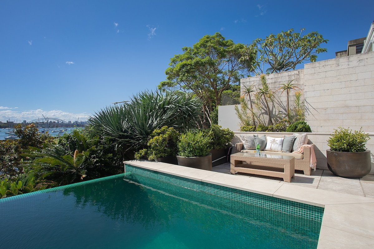 OMG Sub-Penthouse + Pool + Bridge Views gallery image 5