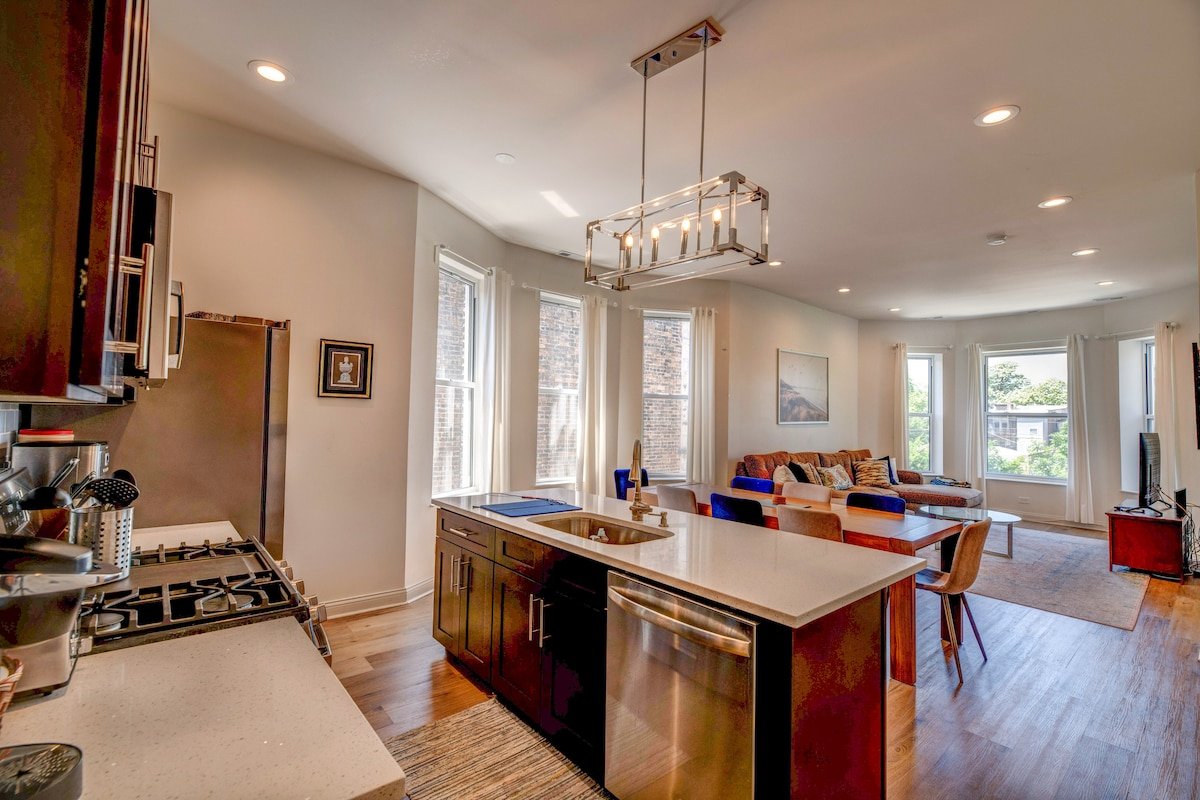 Spacious 5-BR Apt next to transit Free Parking gallery image 3