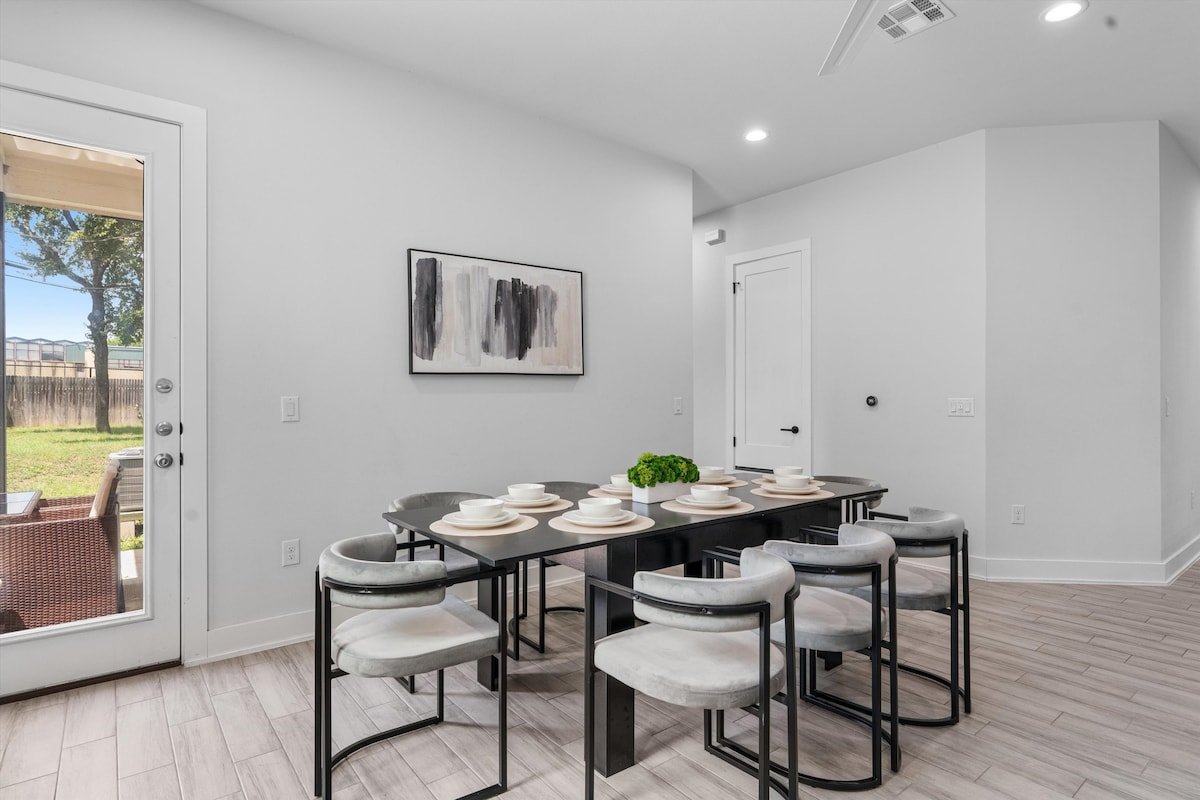 Mega Sized Lux – Up To 24 Ppl 10BR – Dwntwn Access gallery image 3