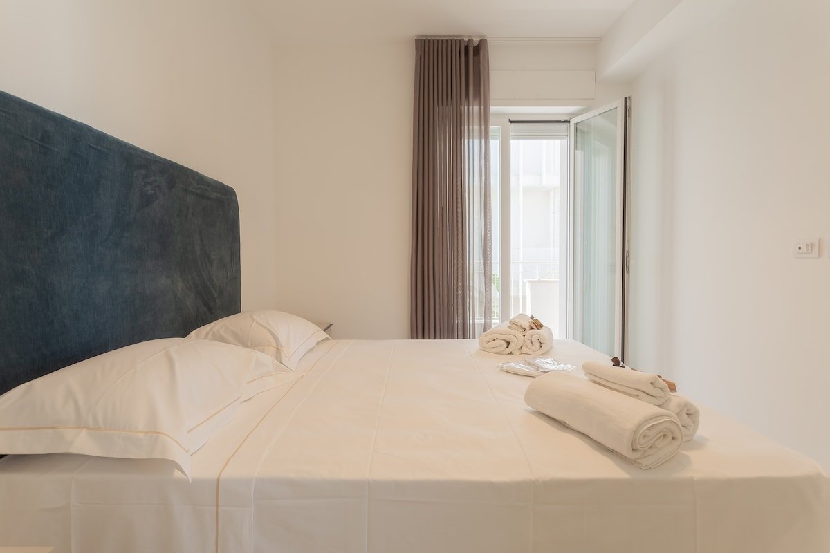 Palazzo Lux Stays Sleeps 10 – gym, beach, centre gallery image 5