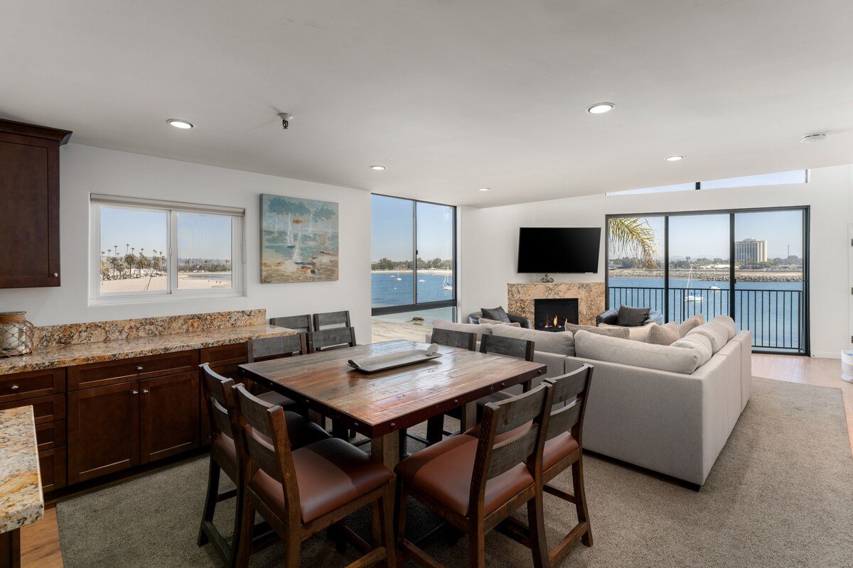 Bayfront Penthouse w/ Firework and Water Views! gallery image 4