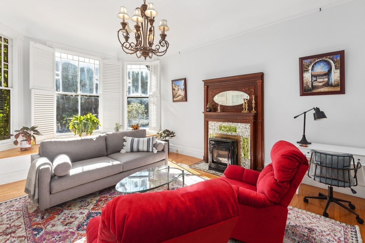 Gorgeous Victorian Flat gallery image 4