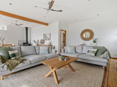 Cozy Ocean View Cottage: Spacious Living & BBQ