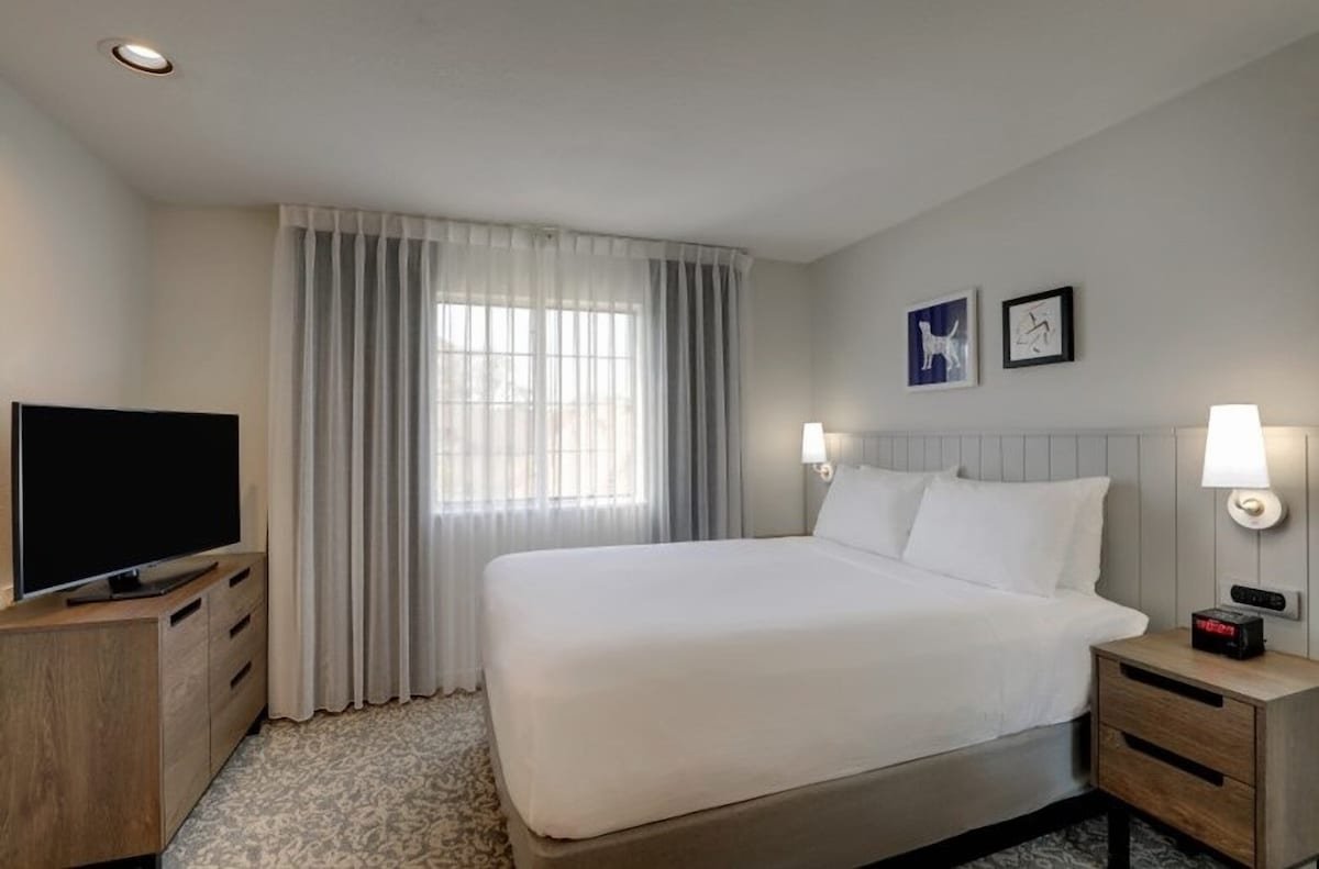 2BR Suite Close to Legoland Discovery! Onsite Pool gallery image 3