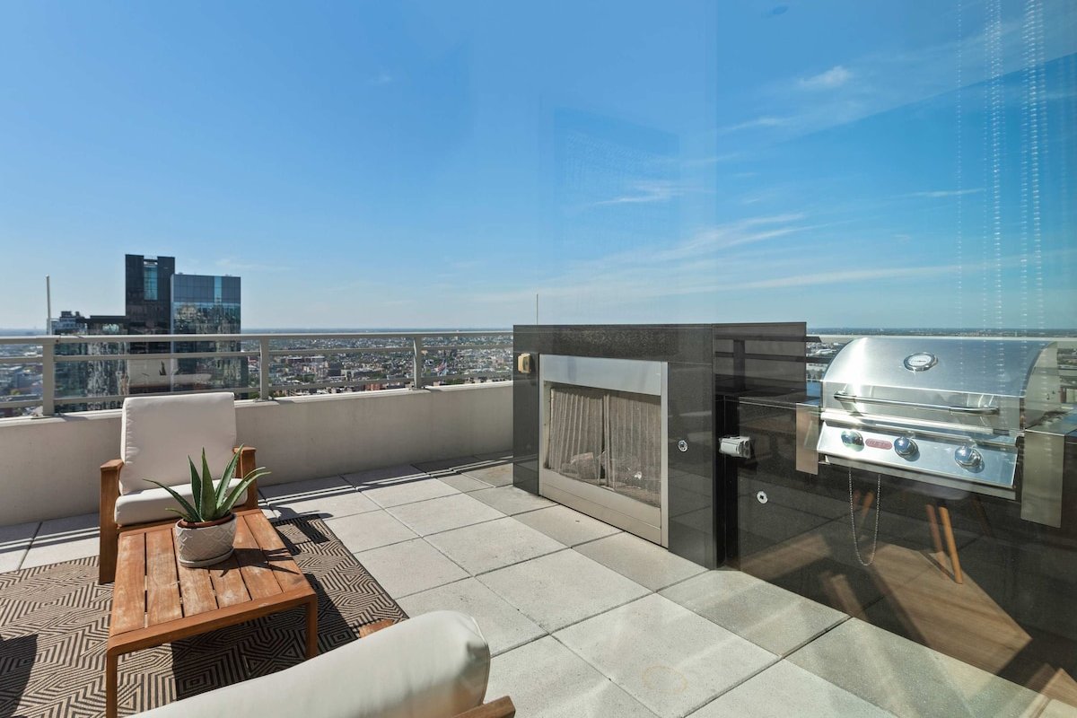West Loop PH: Unmatched Views & Private Deck gallery image 4